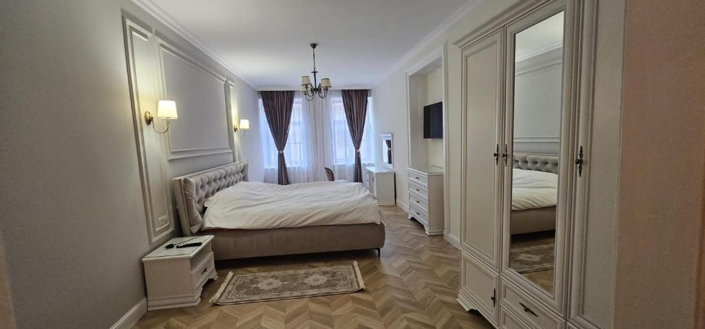 a bedroom with a bed and a large mirror at Sonne by BED-Stage in Braşov