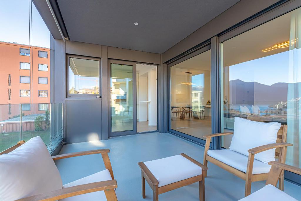 IMPERIAL of LUGANO 3 with a lake view behind the station and 10 min from the lake of Lugano - Resim 5