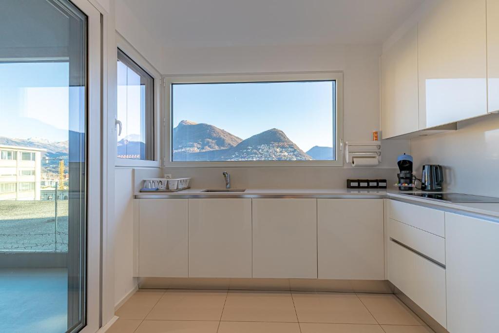 Kuchyň nebo kuchyňský kout v ubytování IMPERIAL of LUGANO 3 with a lake view behind the station and 10 min from the lake of Lugano