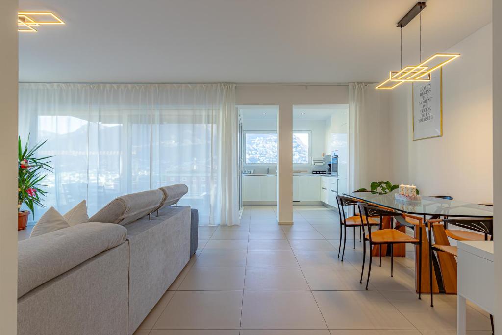 IMPERIAL of LUGANO 3 with a lake view behind the station and 10 min from the lake of Lugano - Resim 3