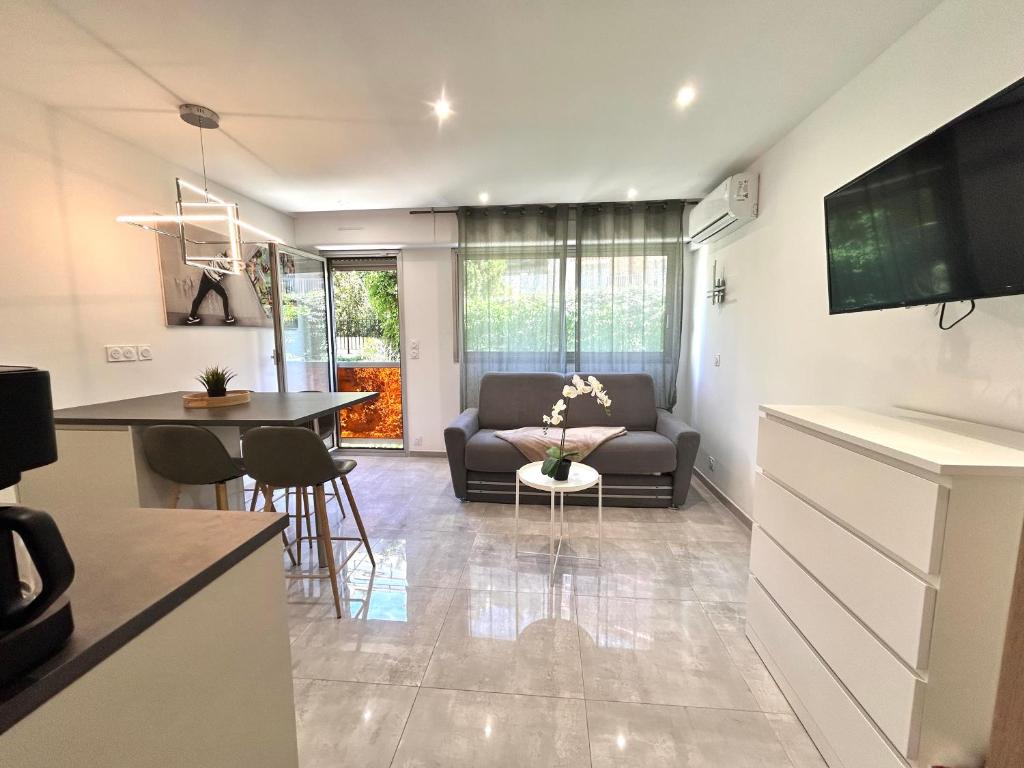 un salon avec un canapé et une table dans l'établissement L'écrin - 4 pers - Neuf - Hyper centre - Plage à 2 min à pied, à Saint-Raphaël