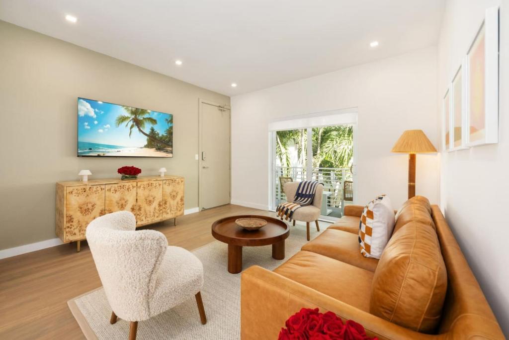 una sala de estar con un sofá y una mesa en Lux Designer Apt 2BR and 2BA in Heart of Miami Beach, en Miami Beach