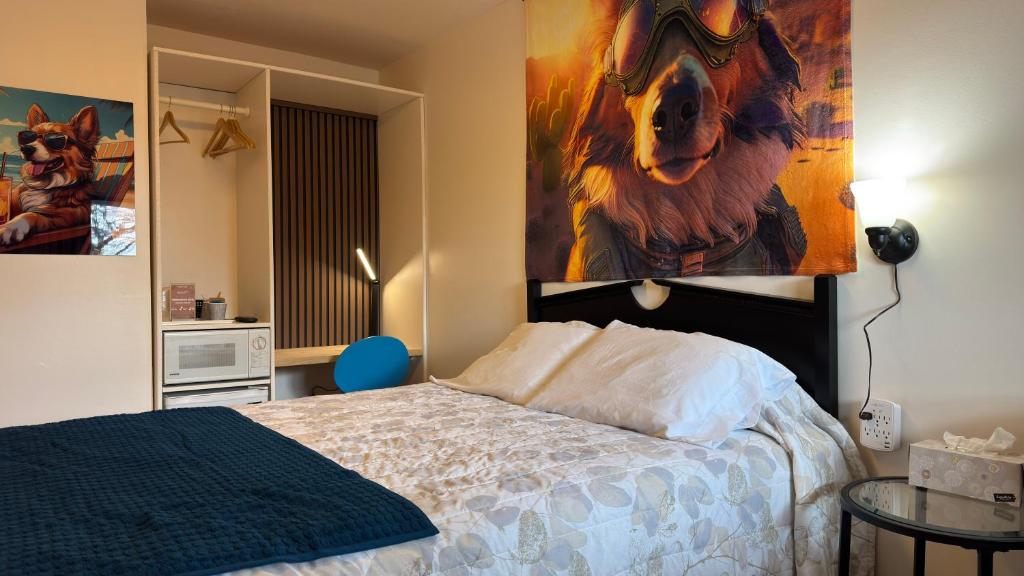 a bedroom with a bed with a painting on the wall at Walla Walla Garden Motel in Walla Walla
