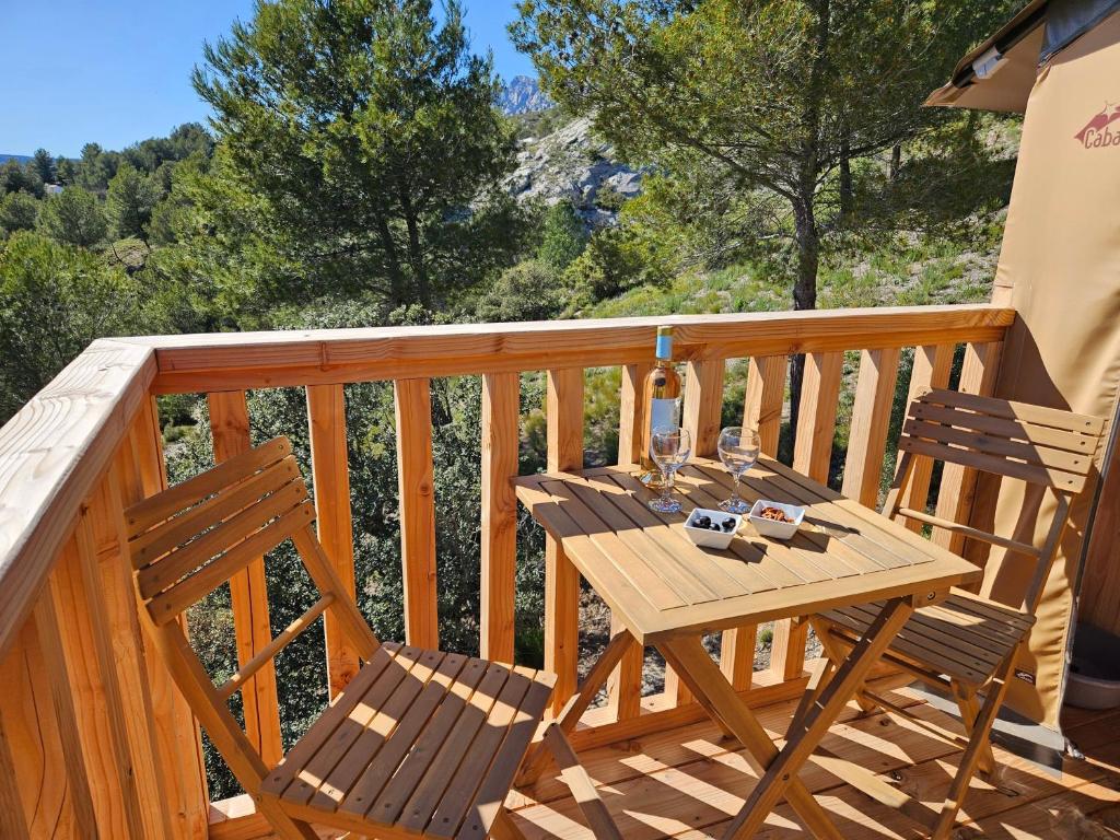 Balkon lub taras w obiekcie Camping le Cézanne Montagne Sainte-Victoire
