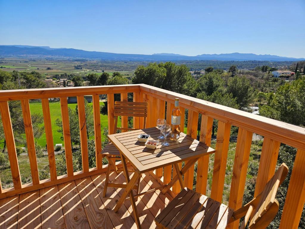 Balkon lub taras w obiekcie Camping le Cézanne Montagne Sainte-Victoire