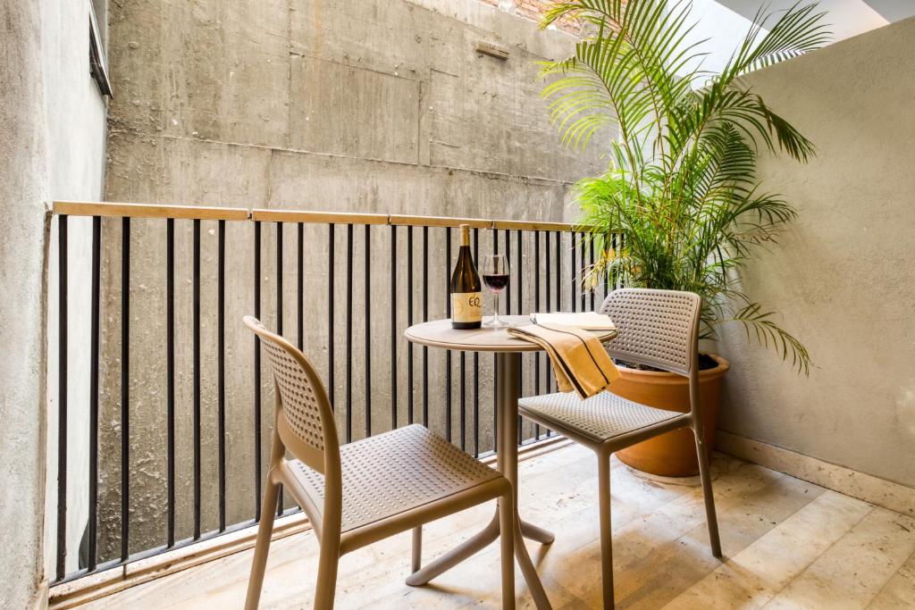 Collections by ULIV Palacio - One-Bedroom Apartment With Balcony