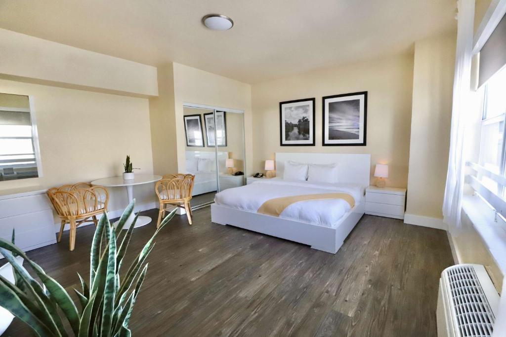 Postel nebo postele na pokoji v ubytování Art Deco Suite Steps from Beach in South of Fifth