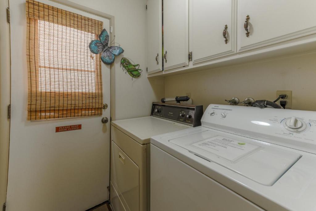 Η κουζίνα ή μικρή κουζίνα στο 222CA 222 Catalina Ave