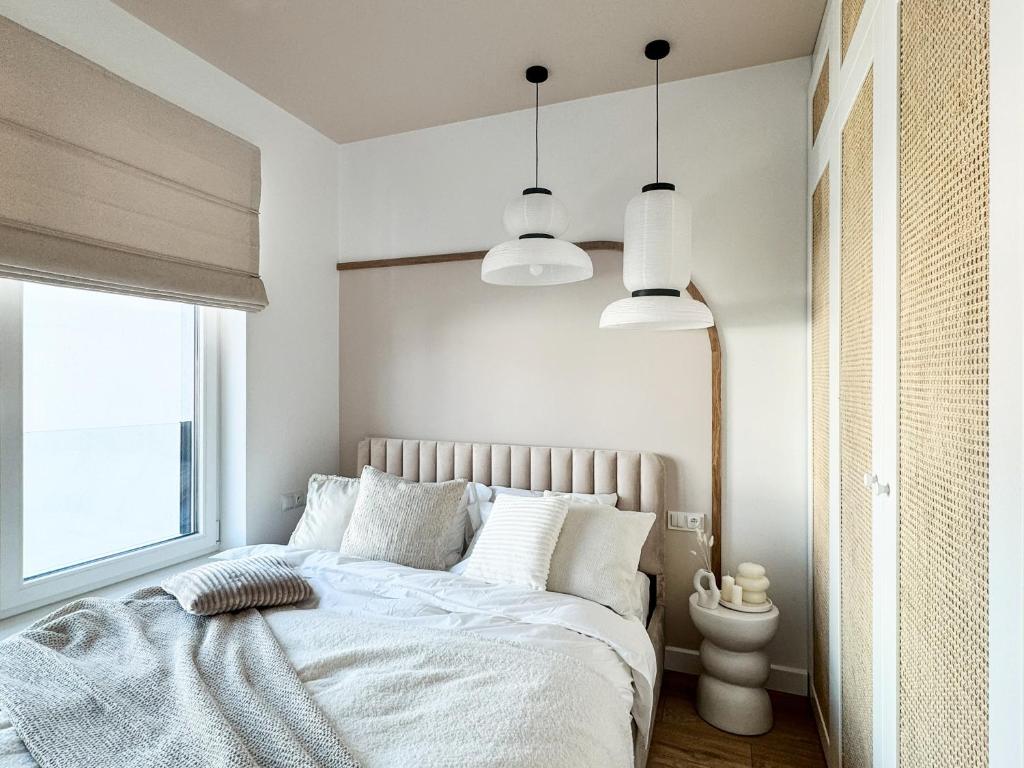 ソポトにあるN736 Sopot Suite - 55m2 apartament premium z 2025 rokuのベッドルーム1室(白いシーツ付きのベッド1台、トイレ付)