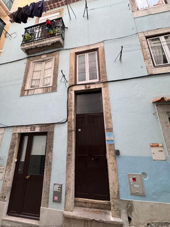 a building with paintings on the side of it at Travessa do Meio Apartment in Lisbon