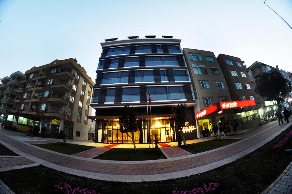 a building on a city street with buildings at Ozyigit Otel in Gazipasa