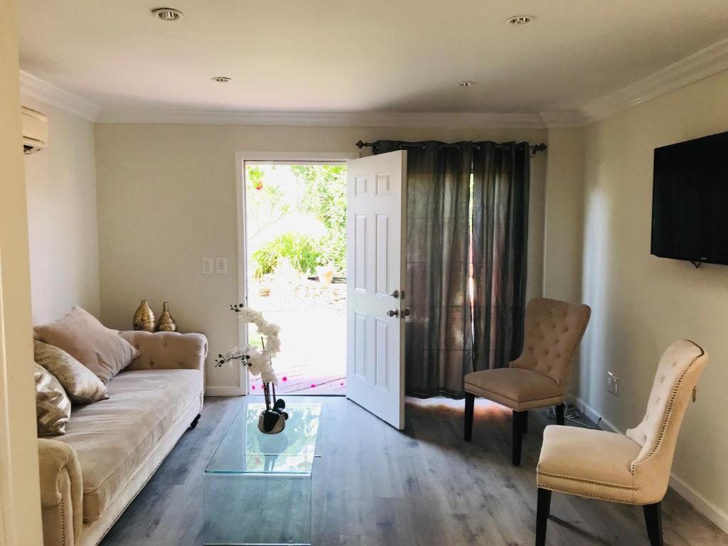 Cute Cozy 2Bed, 1 Bath in Beverly Hills