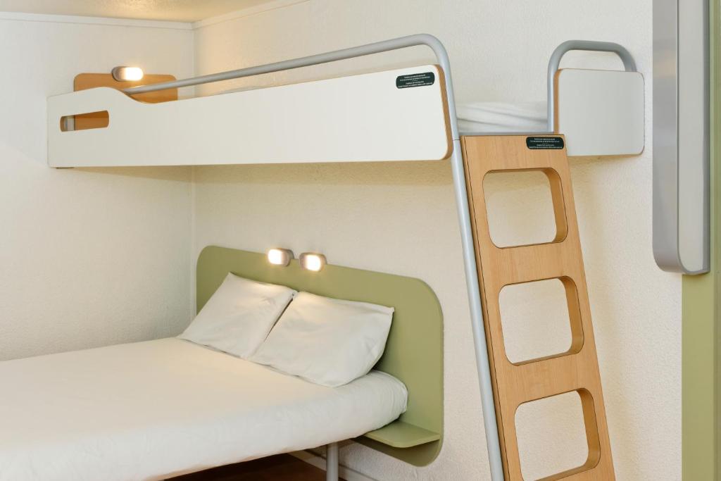 Postel nebo postele na pokoji v ubytování Ibis budget Lorient Caudan