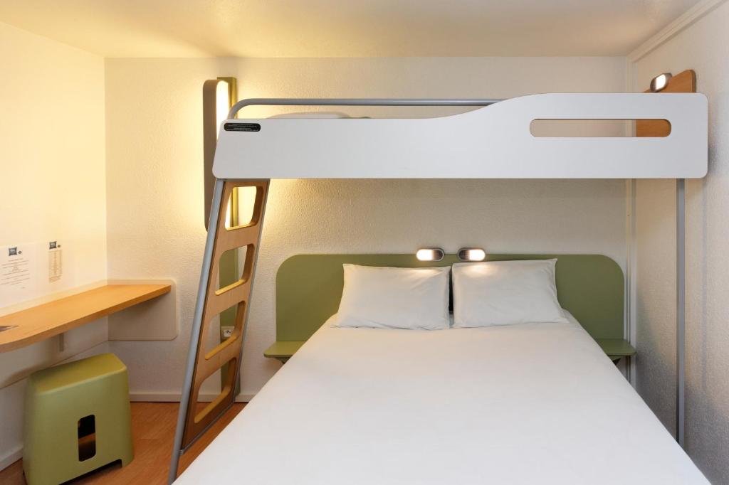Postel nebo postele na pokoji v ubytování Ibis budget Lorient Caudan