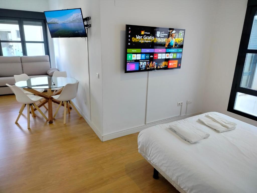 A bed or beds in a room at Apartamentos Centro Cordoba by MiRa