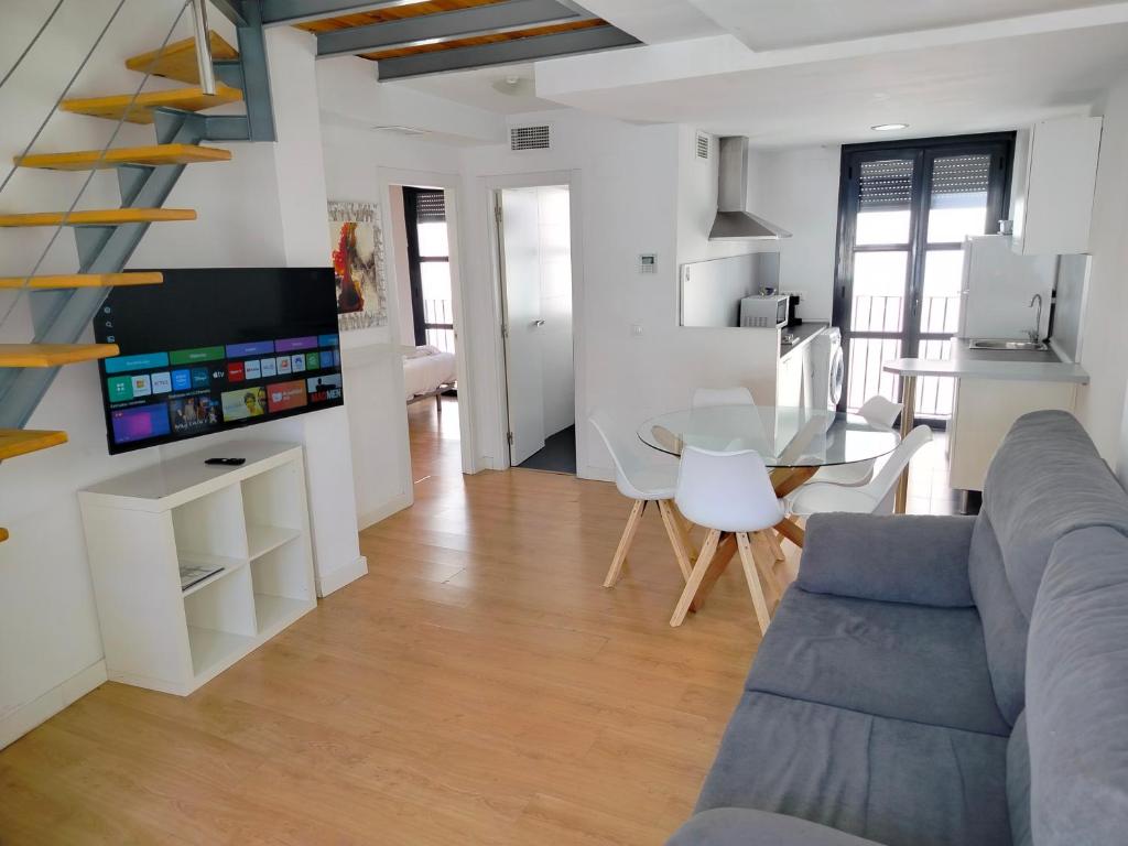 A television and/or entertainment centre at Apartamentos Centro Cordoba by MiRa