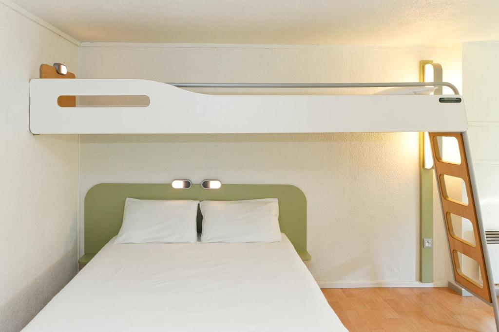 Postel nebo postele na pokoji v ubytování Ibis budget Lorient Caudan
