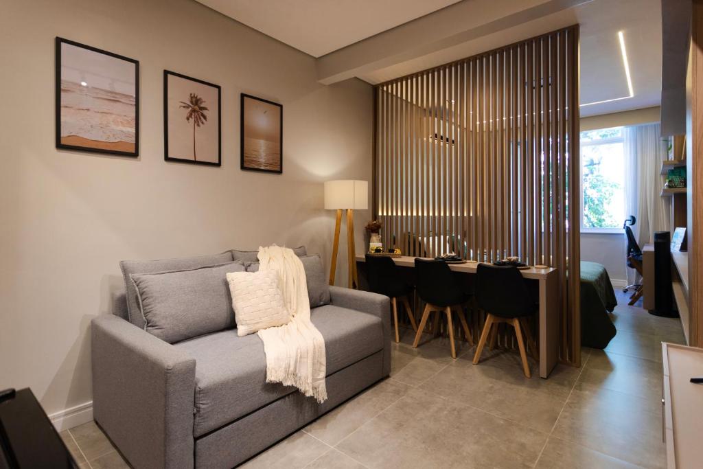 Hotel Copacabana vista lateral mar, a living room with a couch and a dining room at Copacabana vista lateral mar in Rio de Janeiro