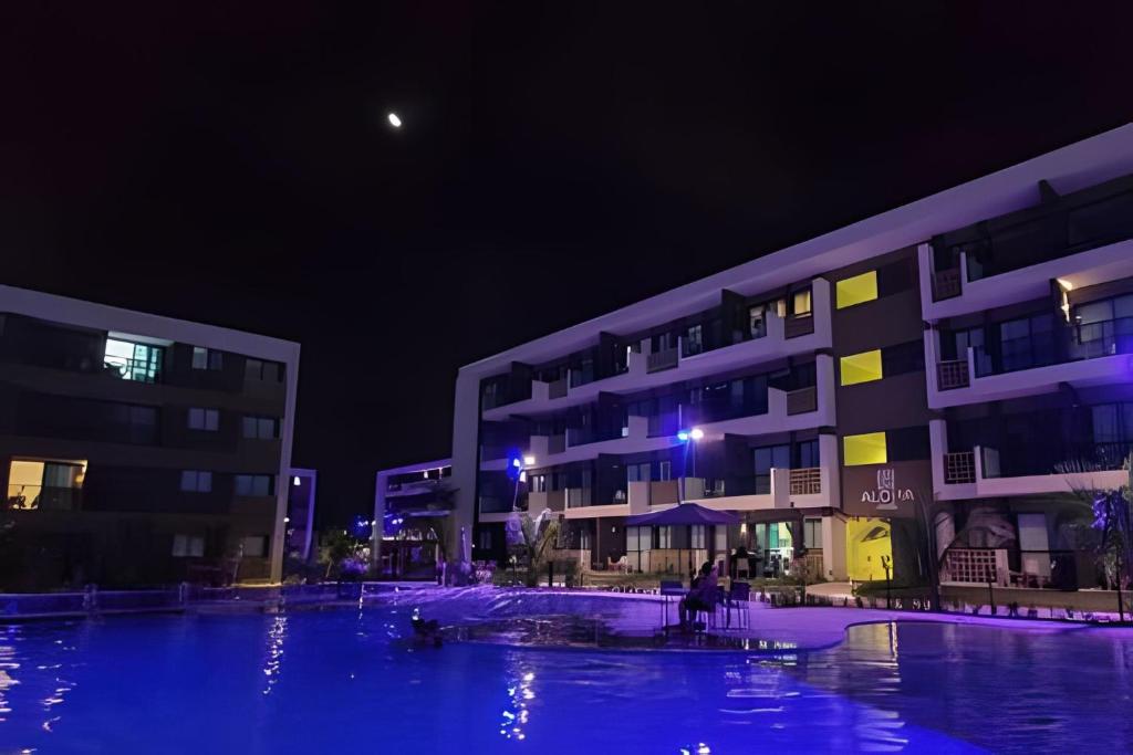 ein Schwimmbad vor einem Gebäude bei Nacht in der Unterkunft Mana Beach-Muro Alto in Porto De Galinhas