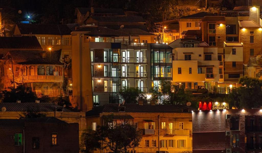 Nespecifikovaný výhled na destinaci Tbilisi nebo výhled na město při pohledu z hotelu