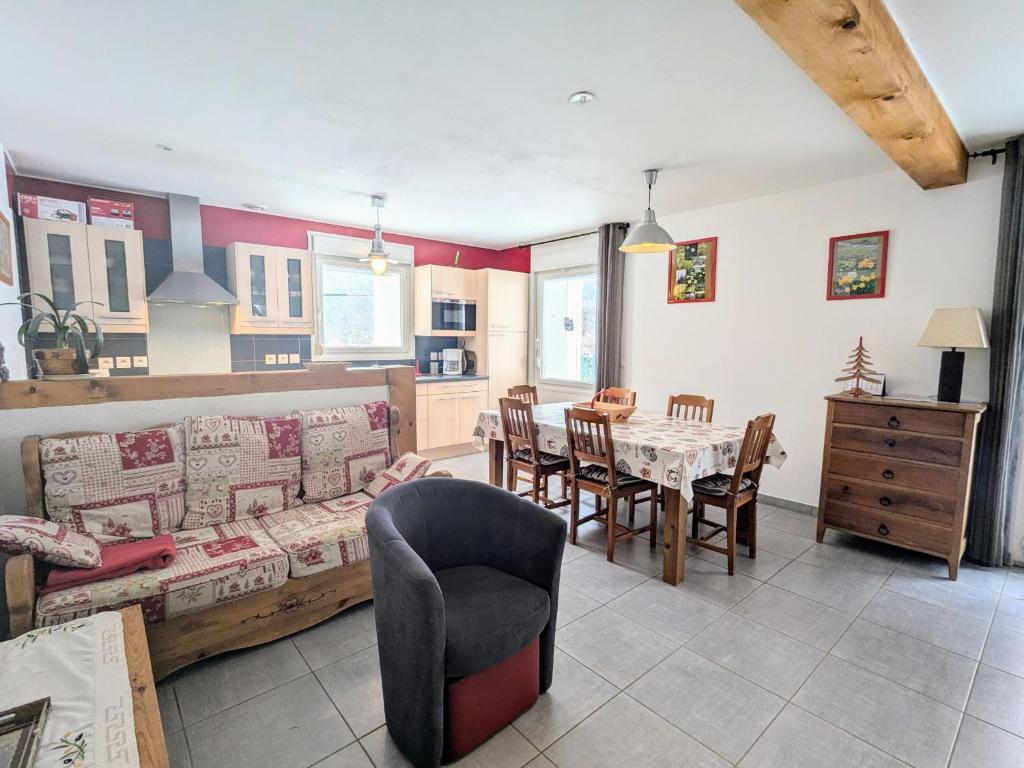 Η κουζίνα ή μικρή κουζίνα στο Gîte Neuf et Confortable avec Terrasse, Proche Lacs et Skis à Xonrupt-Longemer - FR-1-589-218