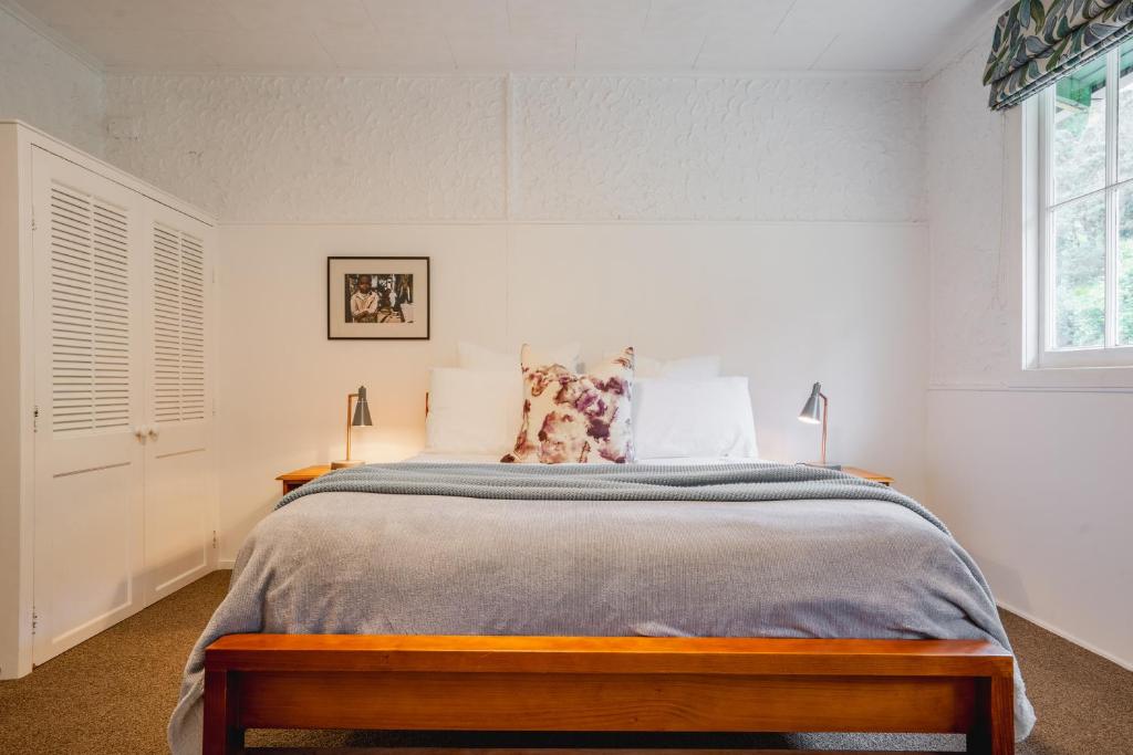Postel nebo postele na pokoji v ubytování Muriwai Lodge
