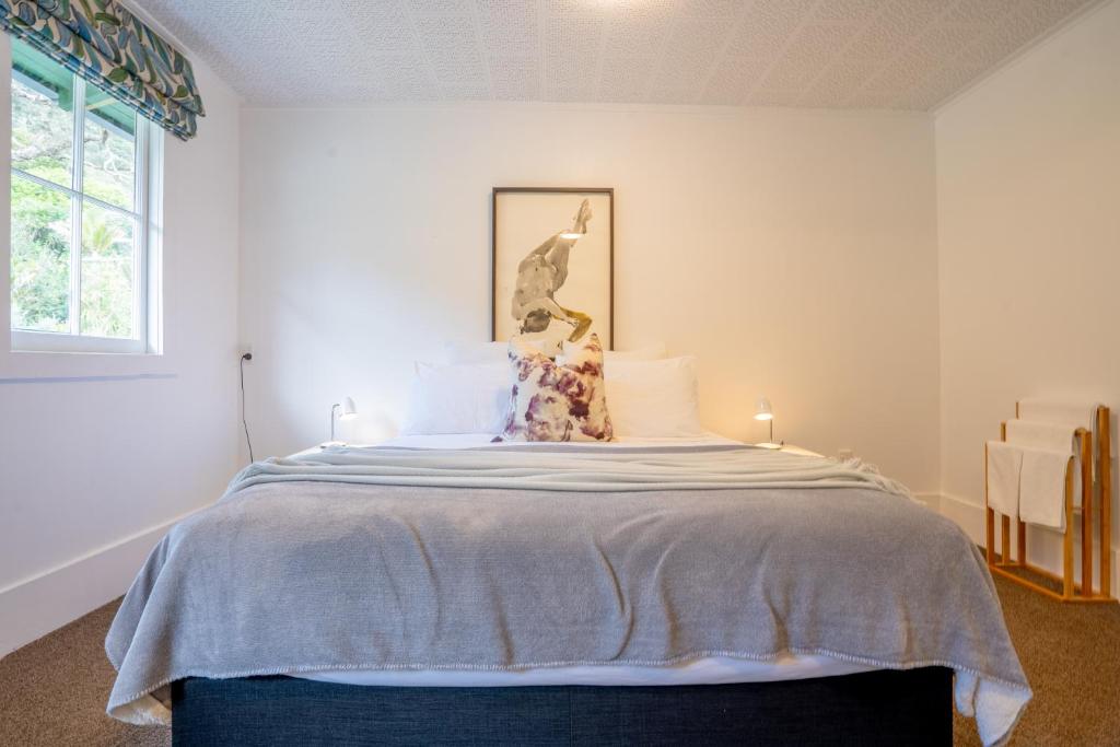 Postel nebo postele na pokoji v ubytování Muriwai Lodge