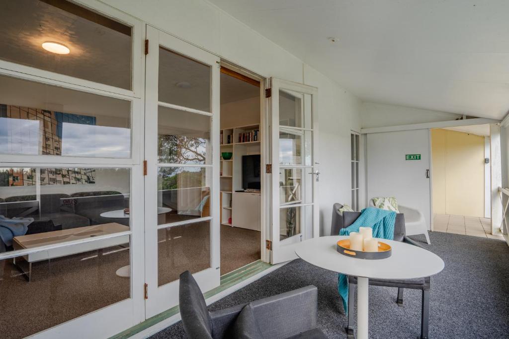 Posezení v ubytování Muriwai Lodge