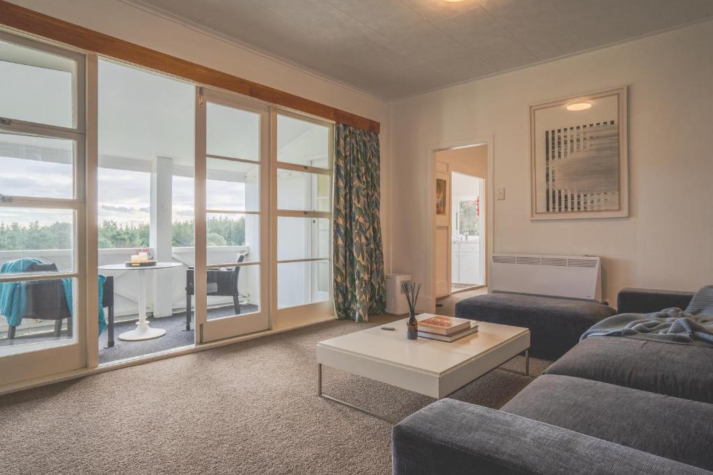 Posezení v ubytování Muriwai Lodge