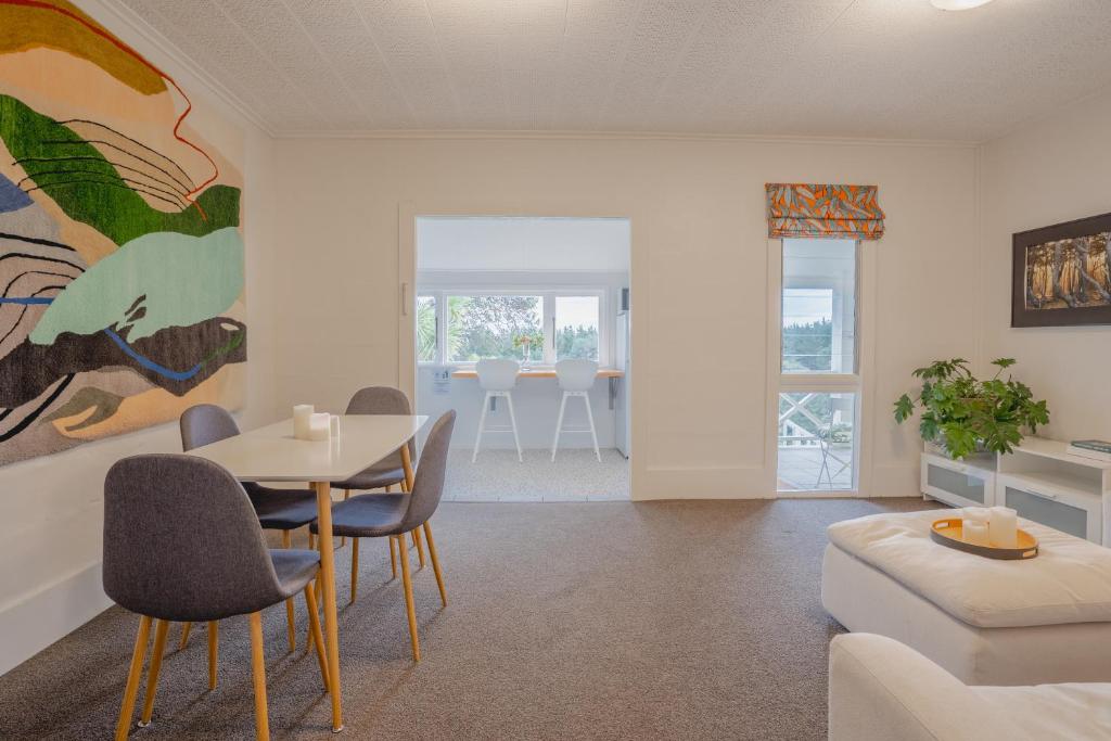 Posezení v ubytování Muriwai Lodge