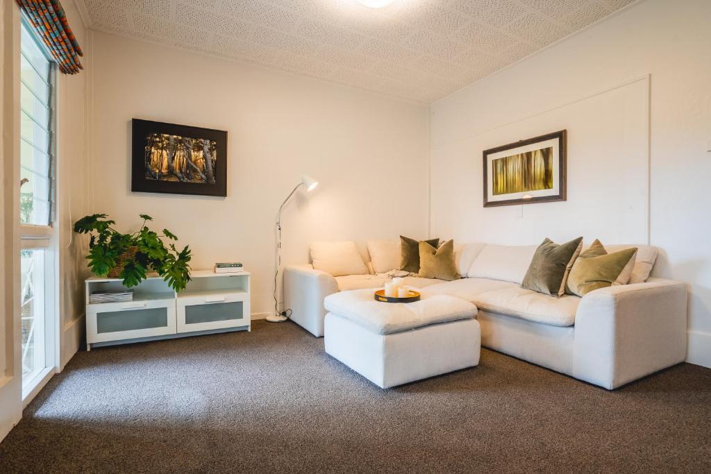 Posezení v ubytování Muriwai Lodge