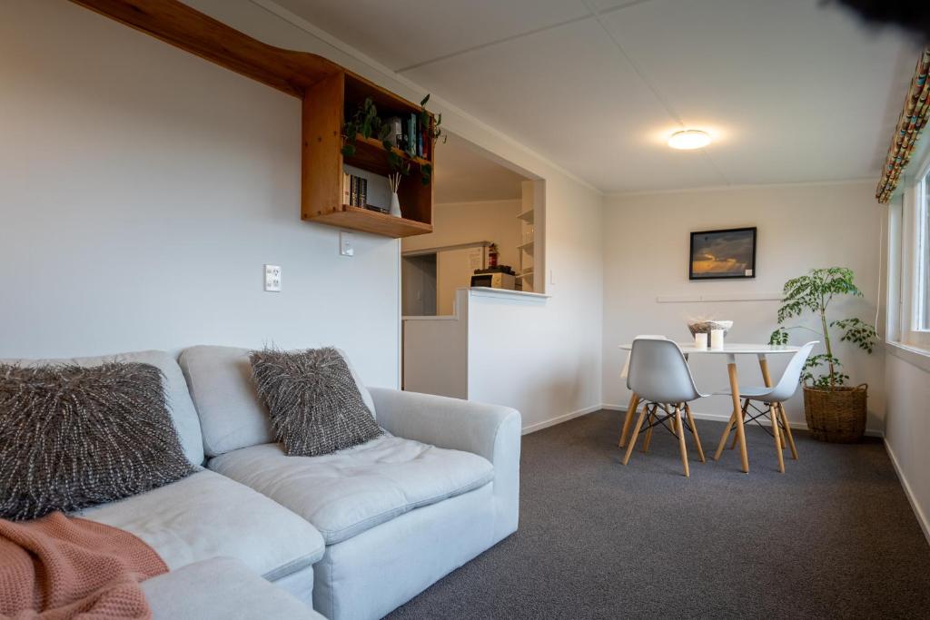 Posezení v ubytování Muriwai Lodge