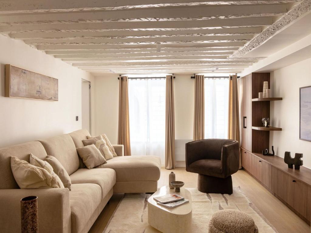 un salon avec un canapé et une chaise dans l'établissement Luxury apartment -2BR-6P- Musée du Louvre, à Paris