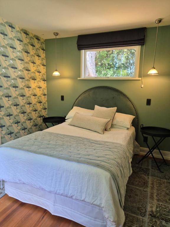 Katil atau katil-katil dalam bilik di Meadowood Art Deco Home