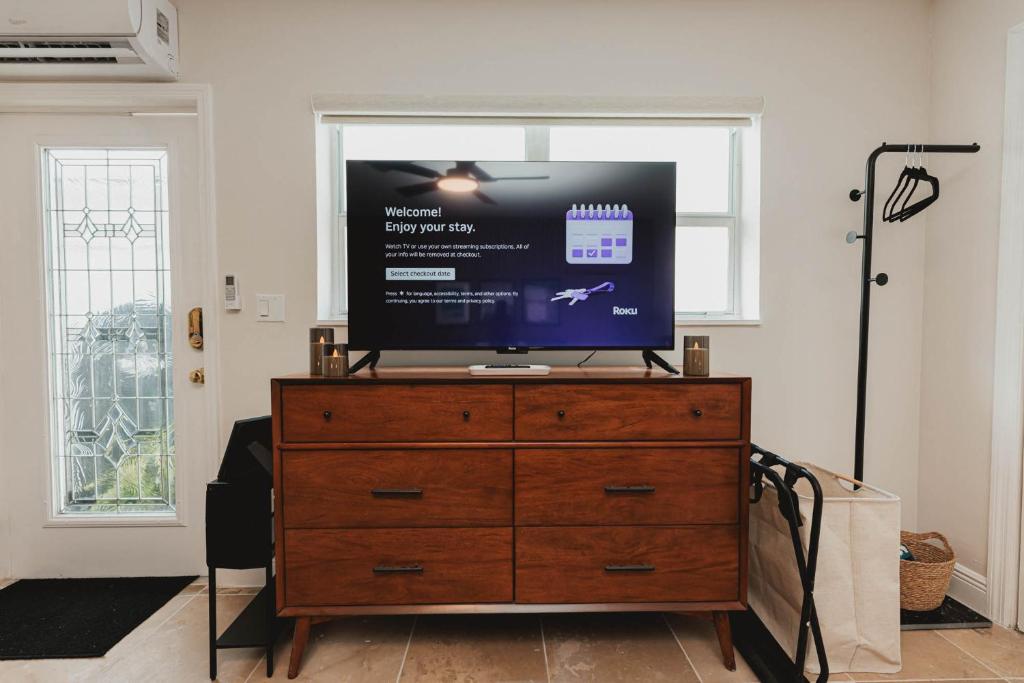 einen Fernseher auf einer Kommode im Wohnzimmer in der Unterkunft Cozy Miami Suite with FREE Parking in Miami