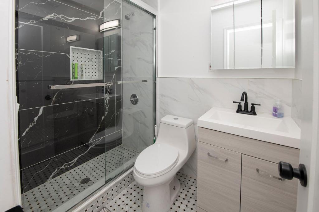 Koupelna v ubytování Sophisticated 4 Bedroom Duplex in the Heart of Midtown