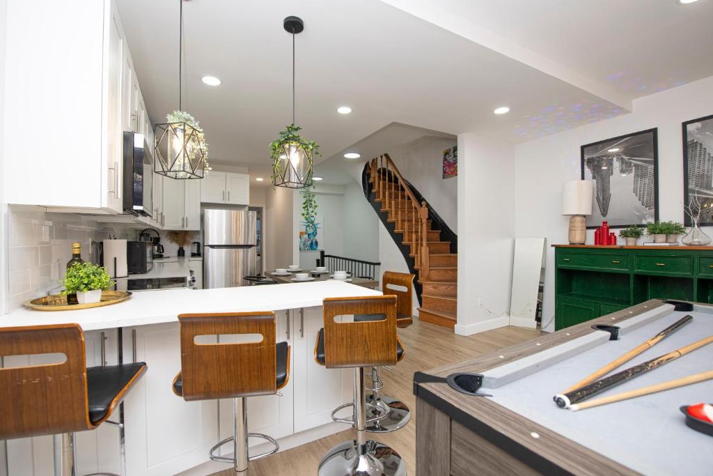 Kuchyň nebo kuchyňský kout v ubytování Sophisticated 4 Bedroom Duplex in the Heart of Midtown