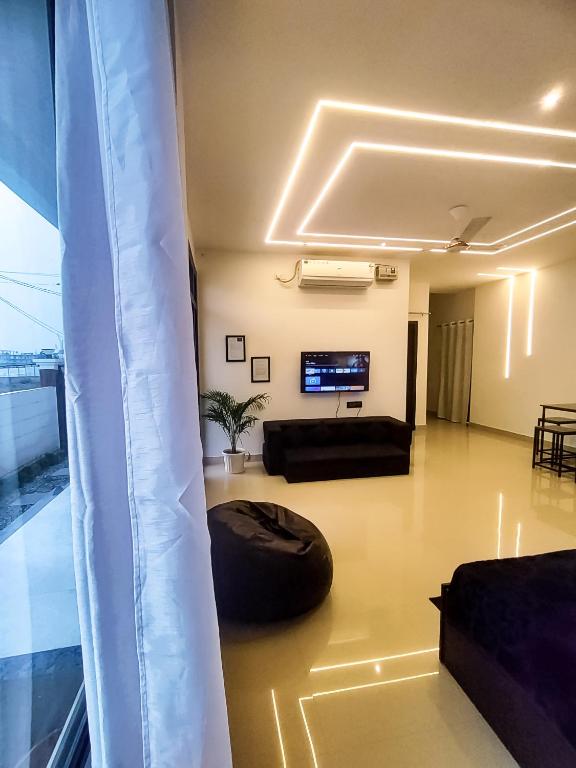 TV a/nebo společenská místnost v ubytování Saya's Abode - Railview Suites