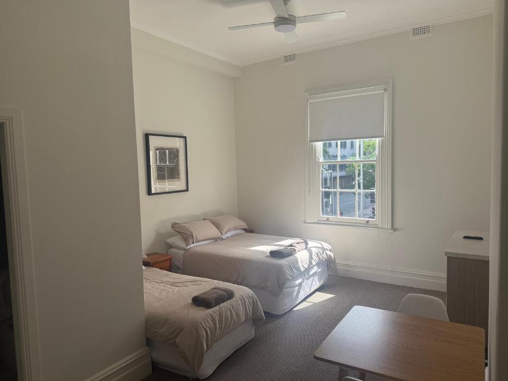 Postel nebo postele na pokoji v ubytování Woolpack Hotel Parramatta