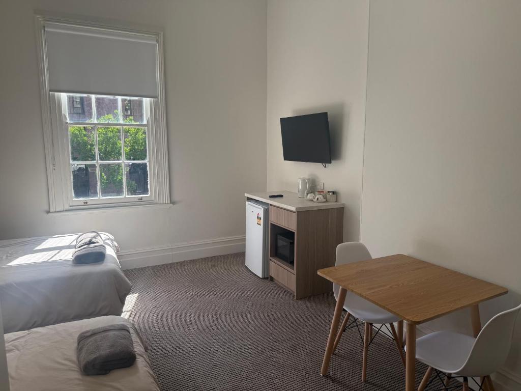 TV a/nebo společenská místnost v ubytování Woolpack Hotel Parramatta