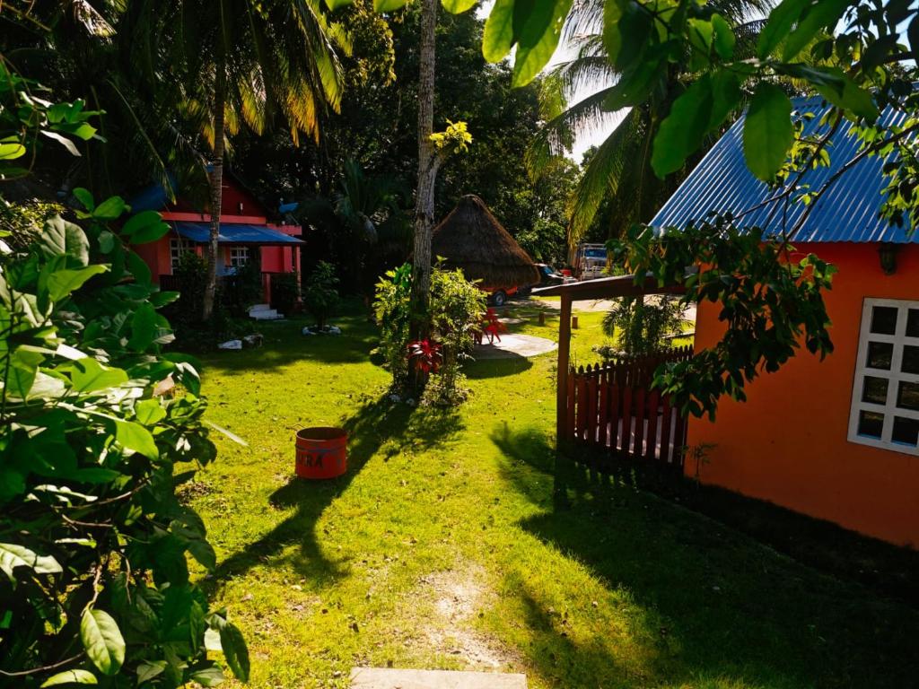 Un patio con una cerca y una casa en Hotel Mirador Maya Calakmul, en Xpujil