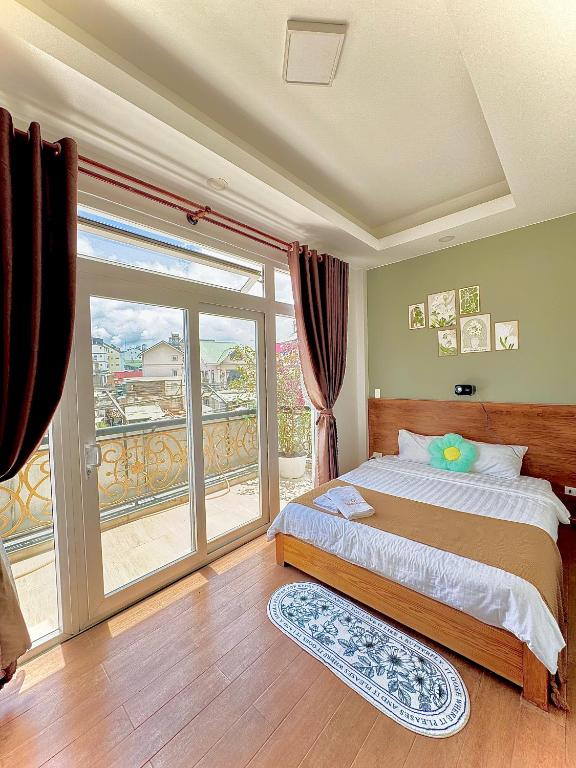 Giường trong phòng chung tại Quang Minh Dalat Hotel