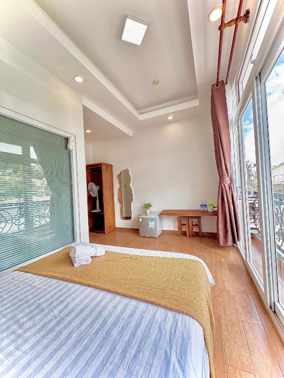Giường trong phòng chung tại Quang Minh Dalat Hotel