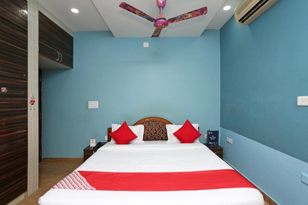 Postel nebo postele na pokoji v ubytování Hotel O Kalinga Regency