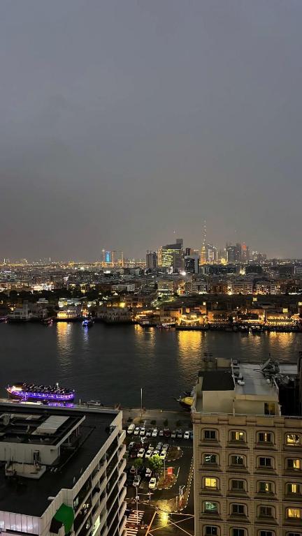 Vista generica su Dubai o vista sulla città dall'interno della stanza in casa privata