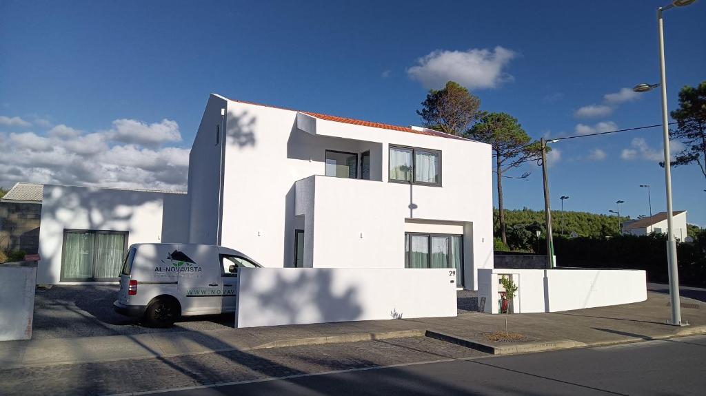 a white house with a car parked in front of it at CiTY CENTER in Monte