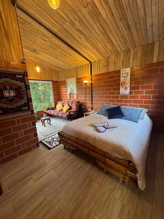 En eller flere senge i et værelse på Green Bamboo Lodge