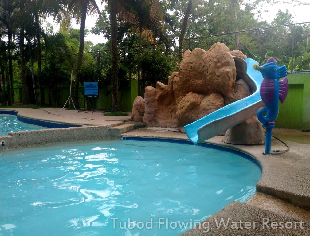 Bazén v ubytování Tubod Flowing Water Resort nebo v jeho okolí