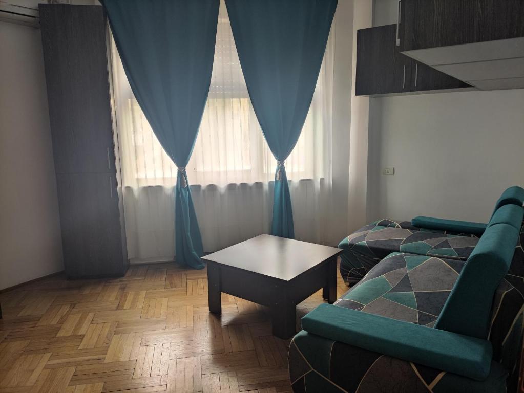 una sala de estar con un sofá y una mesa en Christie's central apartment, en Bucarest