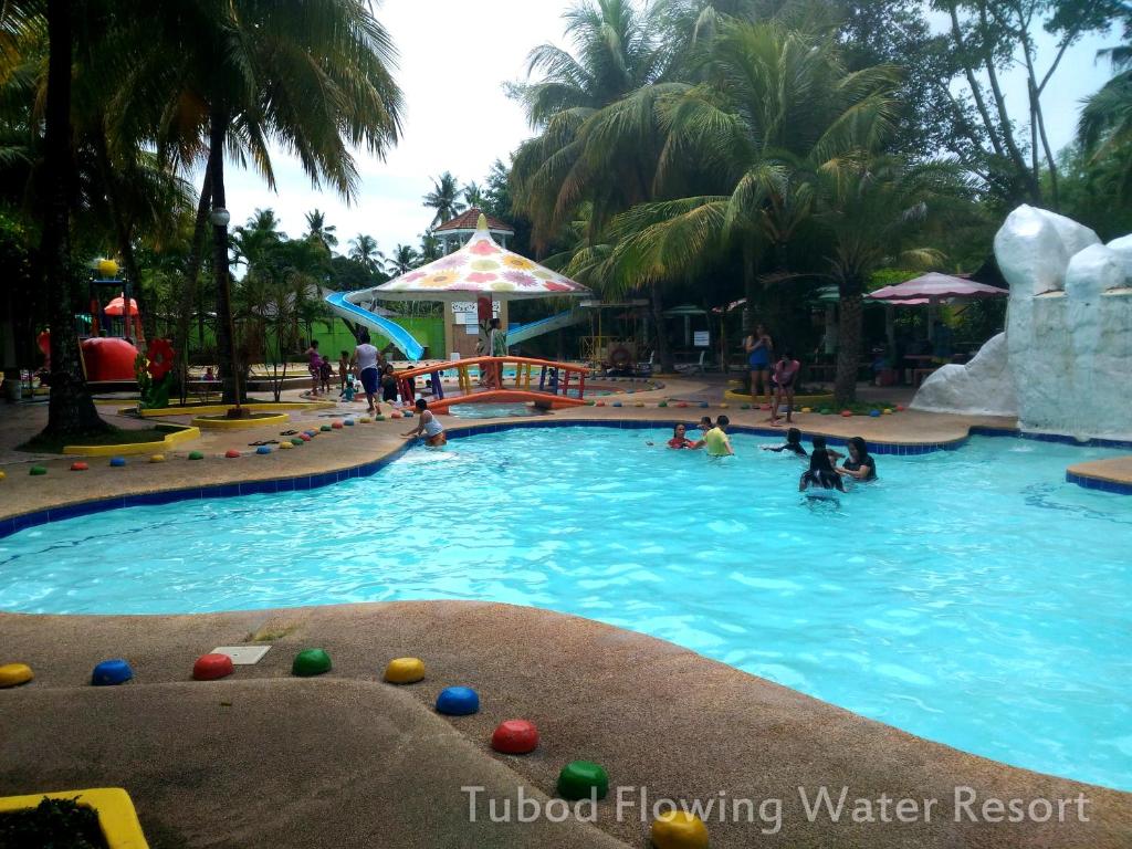Bazén v ubytování Tubod Flowing Water Resort nebo v jeho okolí